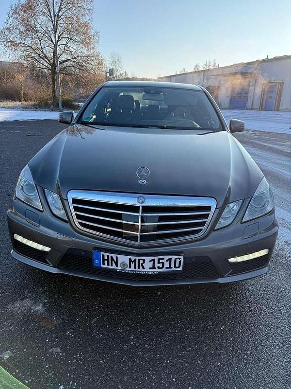 Braun Gebraucht 2013 Mercedes E250 Avantgarde Limousine | 9.800 € (Superpreis) - Bild 1/4