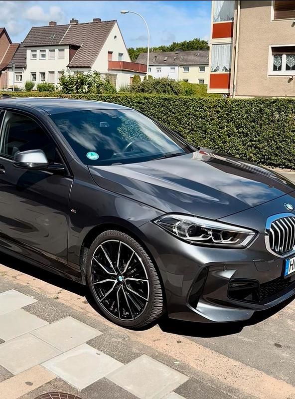 Grau Gebraucht 2021 BMW 118 M Sport Kleinwagen | 15.999 € (Fairer Preis) - Bild 1/4