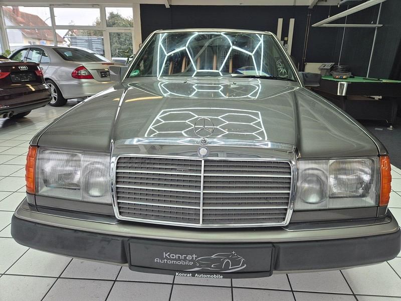 Używany Mercedes E220 150 KM (110 kW) 1993 Szary Sedan/Limuzyna
