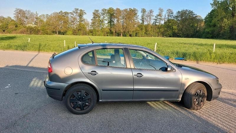 Grau Gebraucht 2004 Seat Leon Kleinwagen | 1.000 € (Guter Preis) - Bild 1/4