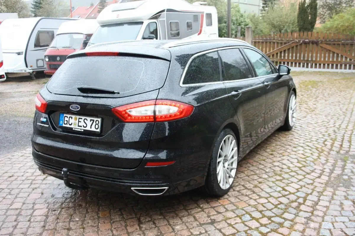 Usado Ford Mondeo Titanium 179 CV (131 kW) 2016 Negro Berlina