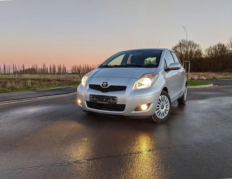 Gebraucht Toyota Yaris 99 PS (72 kW) 2011 Silber Kleinwagen