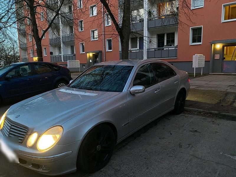 Gebraucht Mercedes E220 150 PS (110 kW) 2002 Silber Limousine
