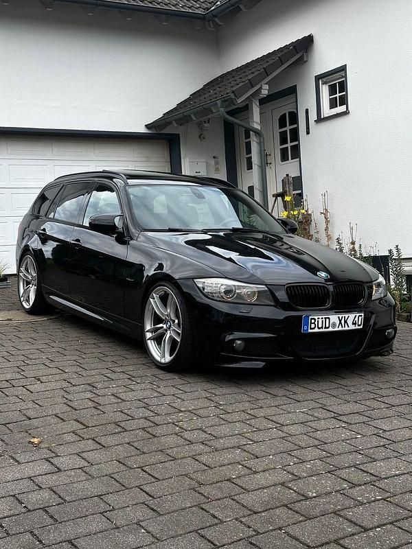 Schwarz Gebraucht 2011 BMW 320 Shadowline Kombi | 9.990 € (Teuer) - Bild 1/4