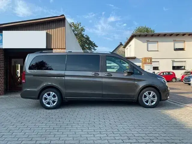 Gebraucht Mercedes V220 163 PS (119 kW) 2017 Indiumgrau metallic Van / Kleinbus