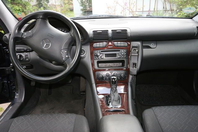 Gebraucht Mercedes 220 143 PS (105 kW) 2000 Blau Limousine