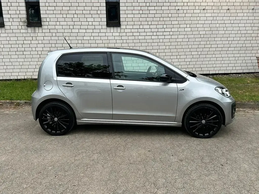 Używany VW up! R-line 65 KM (47 kW) 2022 Srebrny Hatchback