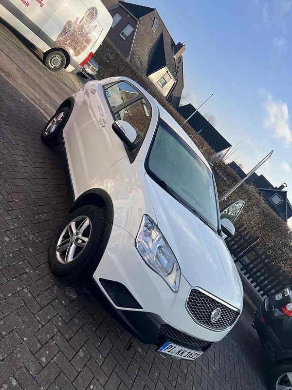 Weiß Gebraucht 2012 Ssangyong (KGM) Korando Limousine | 3.500 € - Bild 1/4