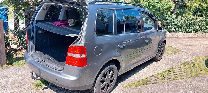 Grau Gebraucht 2006 VW Touran Van / Kleinbus | 5.884 € - Bild 1/4