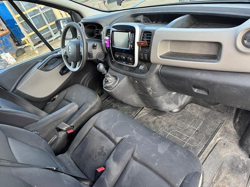 Gebraucht Renault Trafic 121 PS (88 kW) 2017 Silber Van / Kleinbus