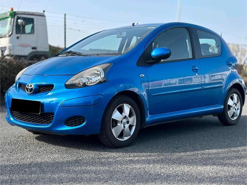 Gebraucht Toyota Aygo 69 PS (50 kW) 2010 Blau Kleinwagen