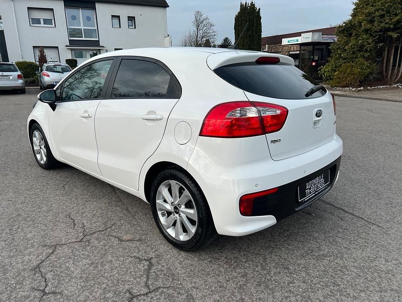 Gebraucht Kia Rio 84 PS (61 kW) 2017 Weiß Limousine