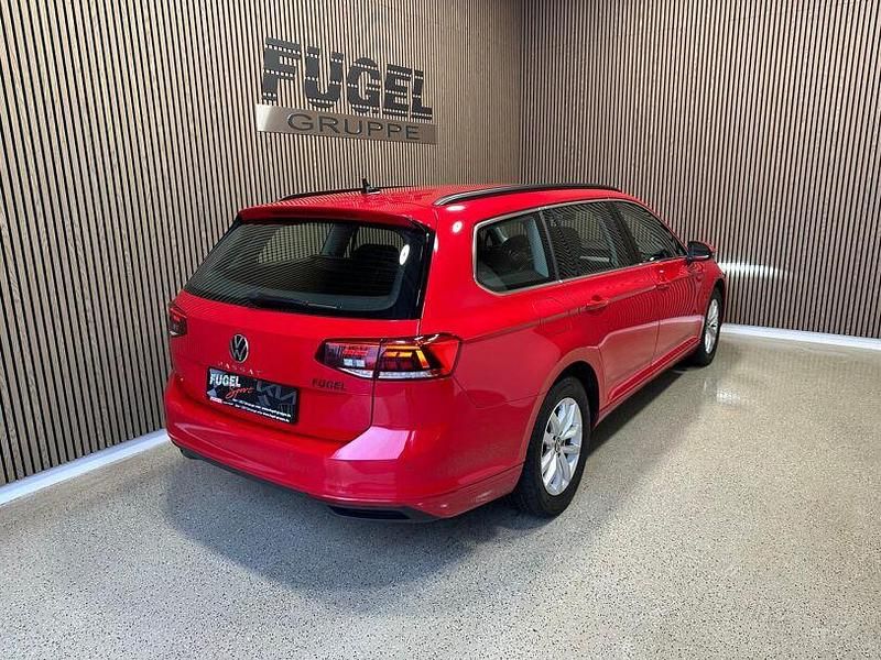 Gebraucht VW Passat 122 PS (89 kW) 2022 Rot Kombi