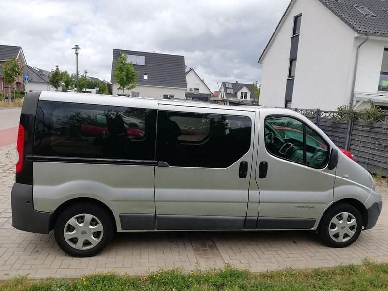 Second-hand Renault Trafic 112 CP (82 kW) 2011 Gri Monovolum