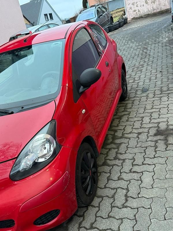 Gebraucht Toyota Aygo 69 PS (50 kW) 2006 Rot Kleinwagen