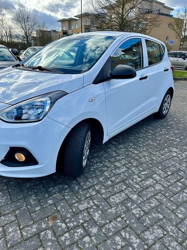 Gebraucht Hyundai i10 67 PS (49 kW) 2016 Weiß Kleinwagen