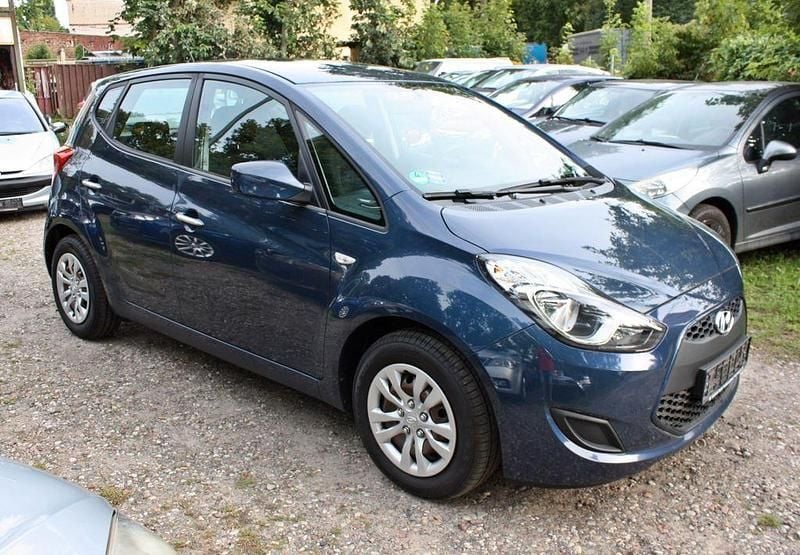 Blau Gebraucht 2017 Hyundai ix20 Trend Van / Kleinbus | 8.699 € (Guter Preis) - Bild 1/4
