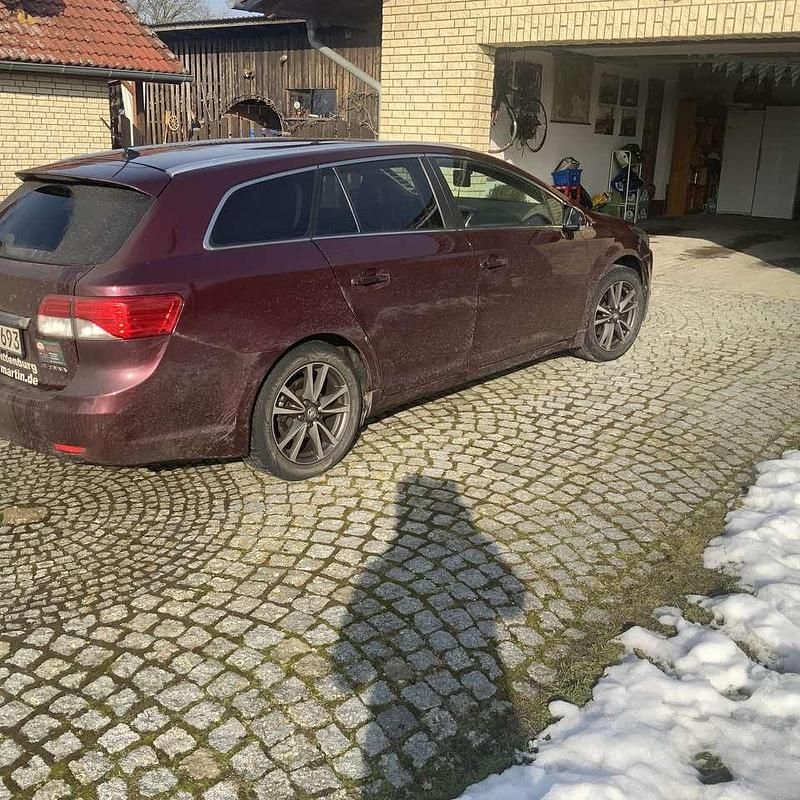 Gebraucht Toyota Avensis Multidrive S 147 PS (108 kW) 2012 Rot Kombi