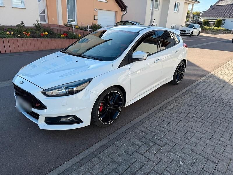 Usata Ford Focus ST 250 CV (183 kW) 2017 Bianco Berlina