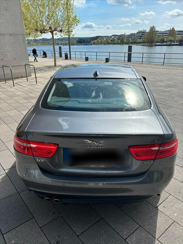 Begagnad Jaguar XE 180 HK (132 kW) 2015 Grå Sedan