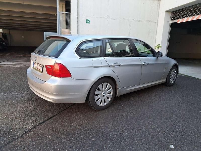 Gebraucht BMW 318 143 PS (105 kW) 2011 Titansilber metallic Kombi