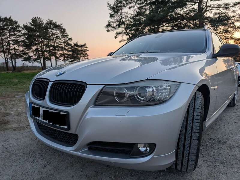 Silber Gebraucht 2009 BMW 320 Kombi | 4.650 € (Guter Preis) - Bild 1/4