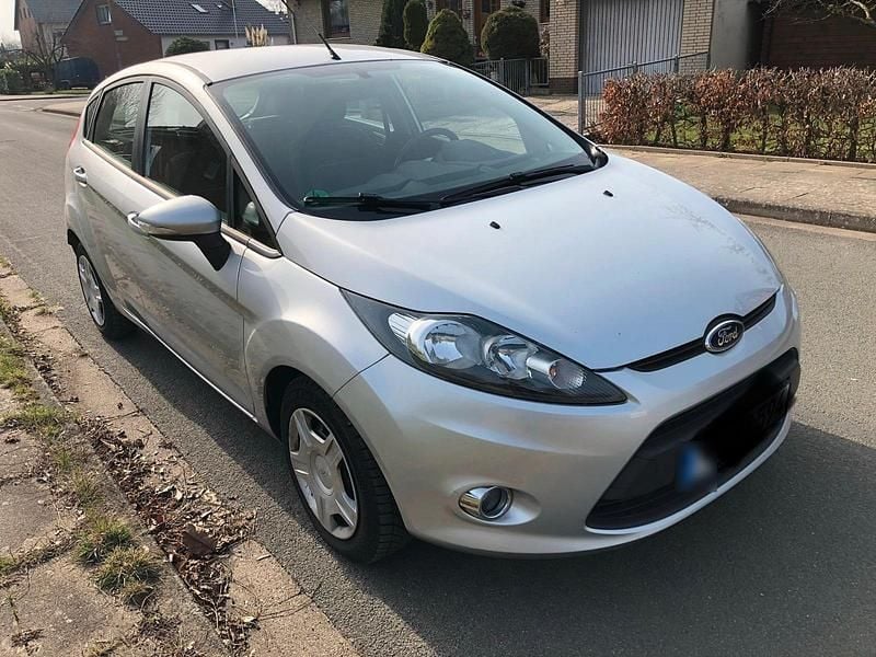 Gebraucht Ford Fiesta 71 PS (52 kW) 2012 Silber Kleinwagen