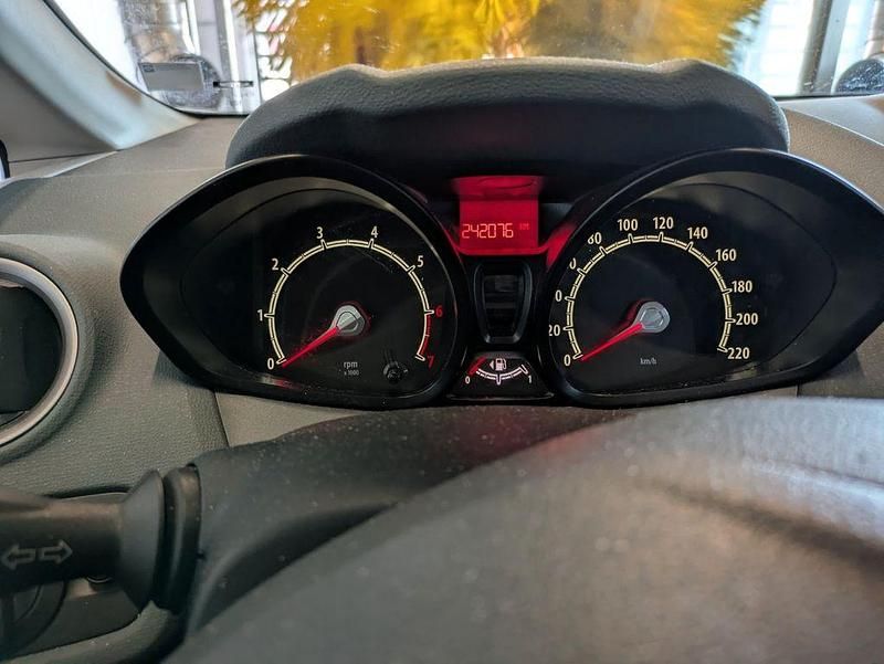 Gebraucht Ford Fiesta Trend 82 PS (60 kW) 2010 Weiß Kleinwagen