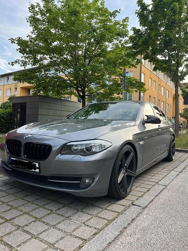 Gebraucht BMW 528 258 PS (189 kW) 2010 Grau Limousine