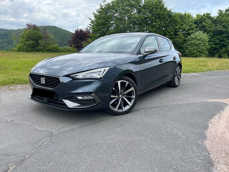 Grau Gebraucht 2020 Seat Leon FR Limousine | 18.500 € (Superpreis) - Bild 1/4