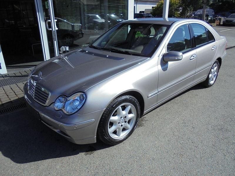 Silber Gebraucht 2004 Mercedes C240 Limousine | 7.990 € (Fairer Preis) - Bild 1/4