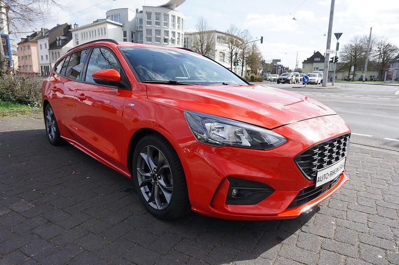 Używany Ford Focus ST-Line 150 KM (110 kW) 2019 Czerwony Sedan/Limuzyna