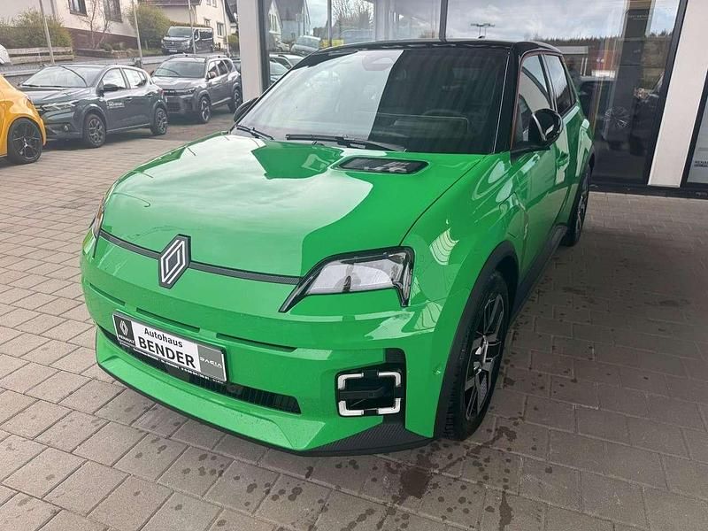 Neu Renault 5 E-Tech Komfort 110 kW (150 PS) 2026 Pop green mit black pearl Kleinwagen