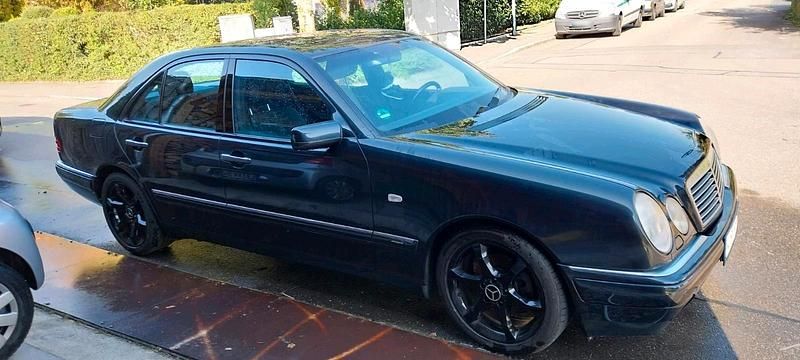 Gebraucht Mercedes E240 170 PS (125 kW) 1997 Schwarz Limousine