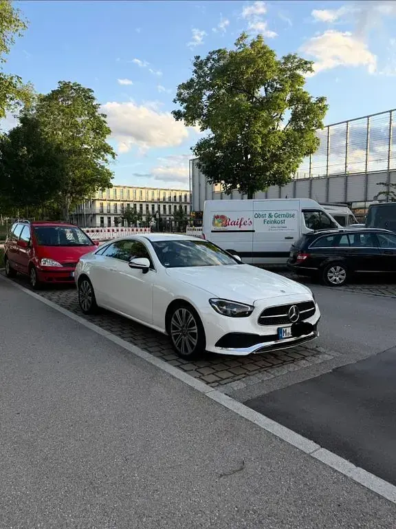 Gebraucht Mercedes E200 197 PS (144 kW) 2021 Weiß Coupé
