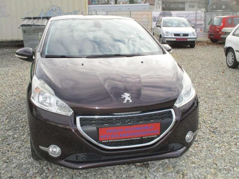 Rot schwarz/metallic Gebraucht 2013 Peugeot 208 Active Kleinwagen | 4.500 € (Fairer Preis) - Bild 1/4