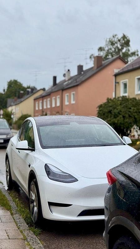 Weiß Gebraucht 2023 Tesla Model Y RWD SUV | 33.000 € (Fairer Preis) - Bild 1/4