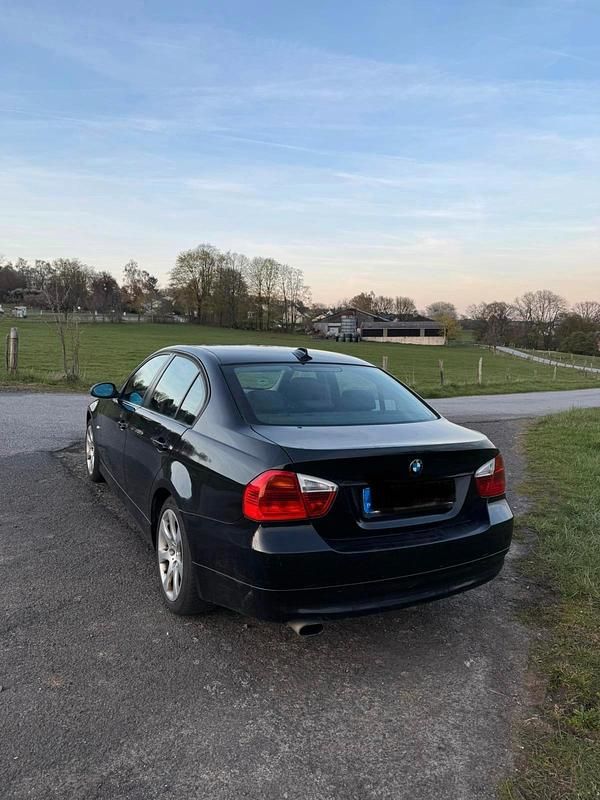 Gebraucht BMW 318 122 PS (89 kW) 2008 Schwarz Limousine