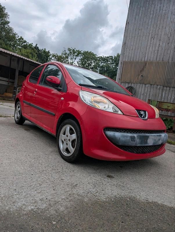Rot Gebraucht 2005 Peugeot 107 Kleinwagen | 1.100 € (Guter Preis) - Bild 1/4