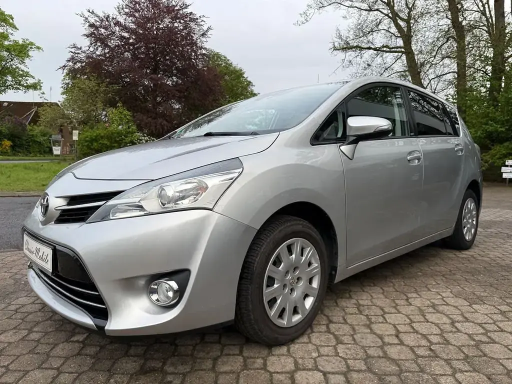 Gebraucht Toyota Verso Edition-S 147 PS (108 kW) 2016 Silber Van / Kleinbus