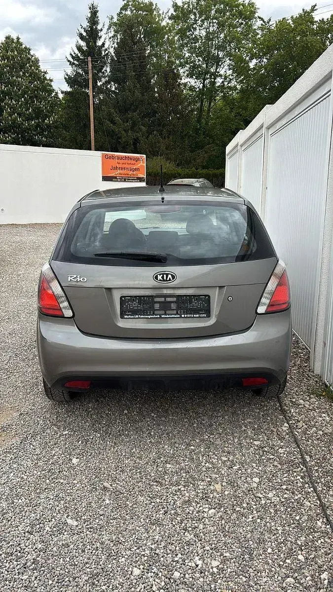 Gebraucht Kia Rio 97 PS (71 kW) 2011 Silber Limousine