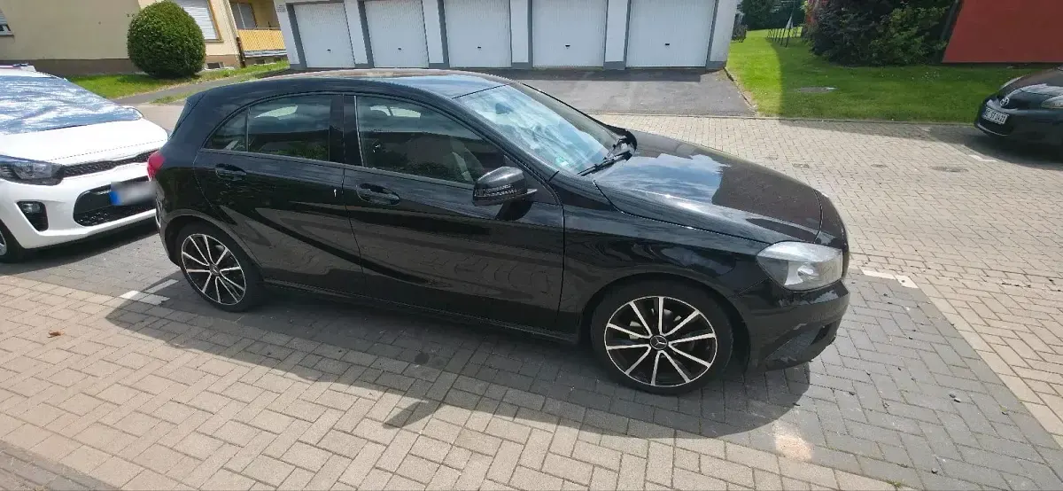 Gebraucht Mercedes A180 122 PS (89 kW) 2014 Schwarz Kleinwagen