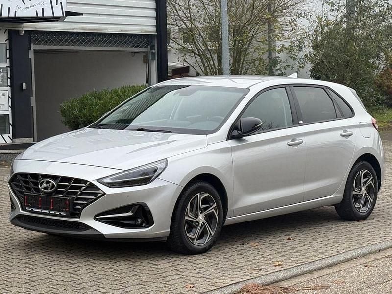 Silber Gebraucht 2020 Hyundai i30 Intro Edition Limousine | 14.990 € (Guter Preis) - Bild 1/4