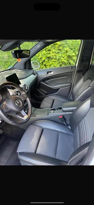 Weiß Gebraucht 2018 Mercedes B220 Van / Kleinbus | 19.800 € (Fairer Preis) - Bild 1/4