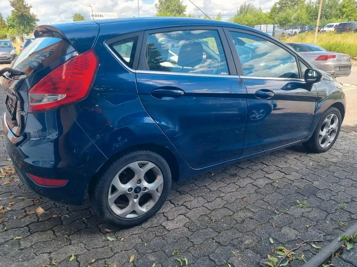 Gebraucht Ford Fiesta 82 PS (60 kW) 2011 Blau Kleinwagen