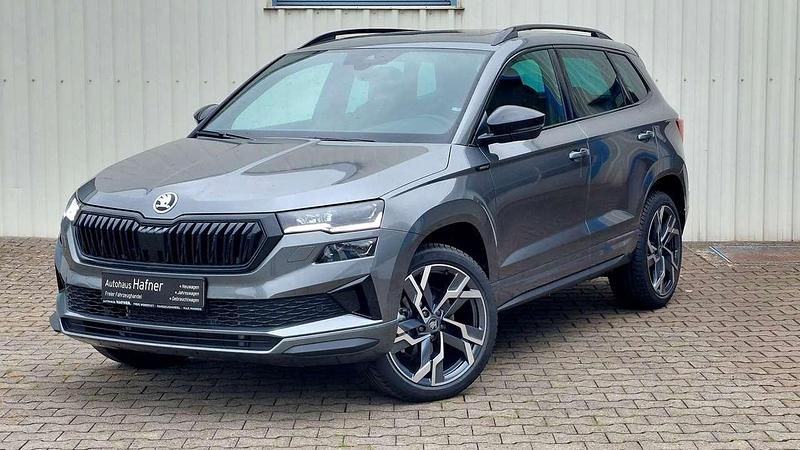 Graphitegrau metallic Neu 2025 Skoda Karoq SportLine SUV | 41.390 € (Fairer Preis) - Bild 1/4