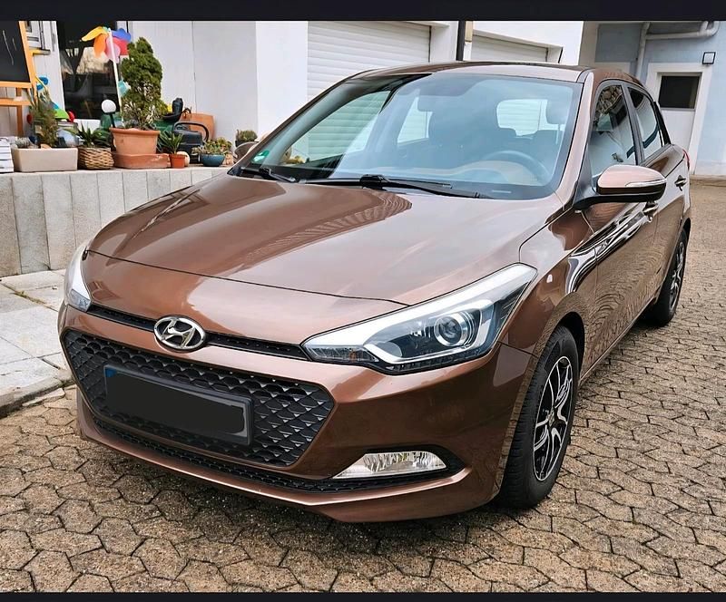 Braun Gebraucht 2016 Hyundai i20 Limousine | 7.400 € (Fairer Preis) - Bild 1/3