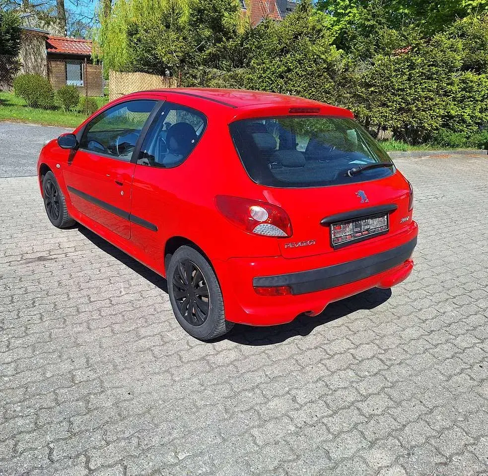 Gebraucht Peugeot 206 Basis 73 PS (53 kW) 2011 Farbe rot aden/flach standard Kleinwagen