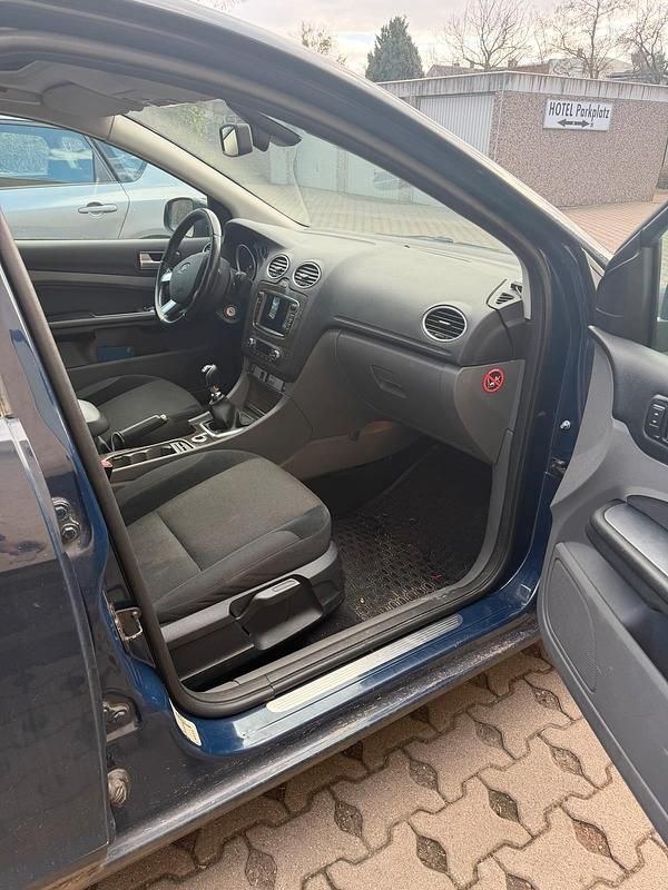Gebraucht Ford Focus 140 PS (102 kW) 2010 Blau Kombi