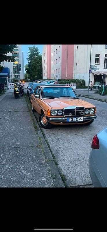 Gebraucht Mercedes 240 1977 Orange Limousine